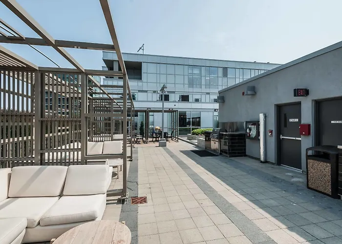 Life Suites - Front And Spadina