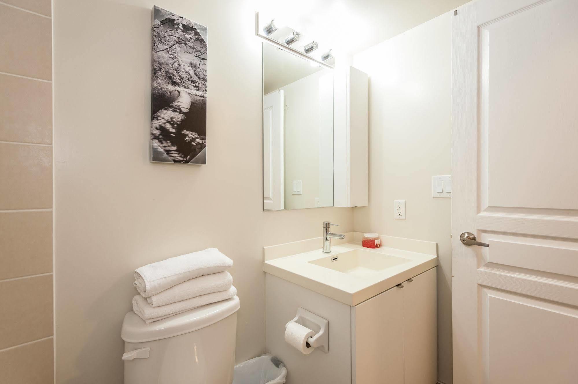 Life - Front And Spadina Hotel 3*